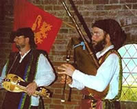 medieval folk music group Met Zak en As, playing the hurdy-gurdy