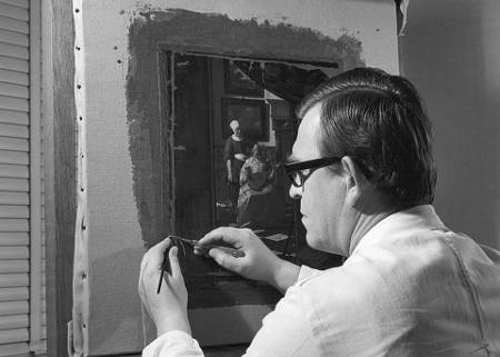 Chief restorer Luitsen Kuiper working on the Love Letter.