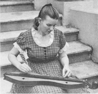 Jean Ritchie playing a dulcimer