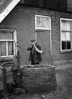 farmer playing his midwinterhoorn